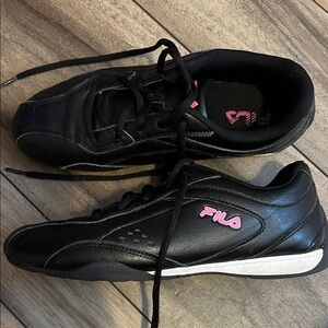 Fila Women's Black and Pink Sneakers